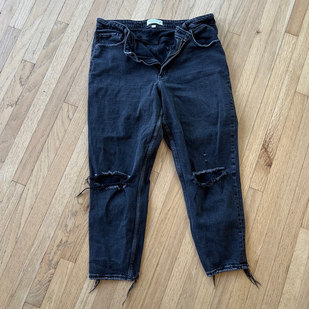 Abercrombie & Fitch - The Mom High Rise - Curve Love - Distressed Black